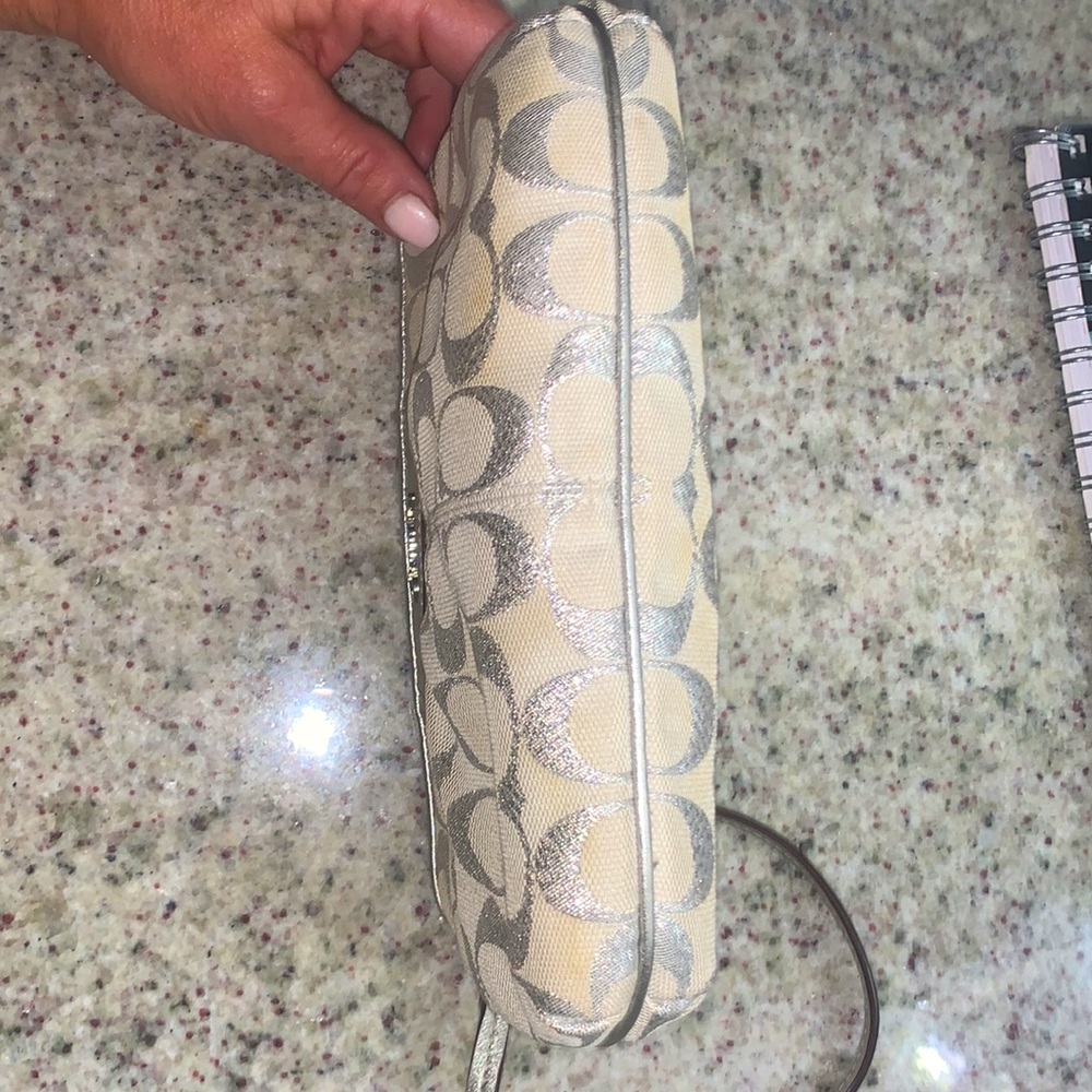 Coach Wristlet Excellent new condition. - Picture 5 of 7